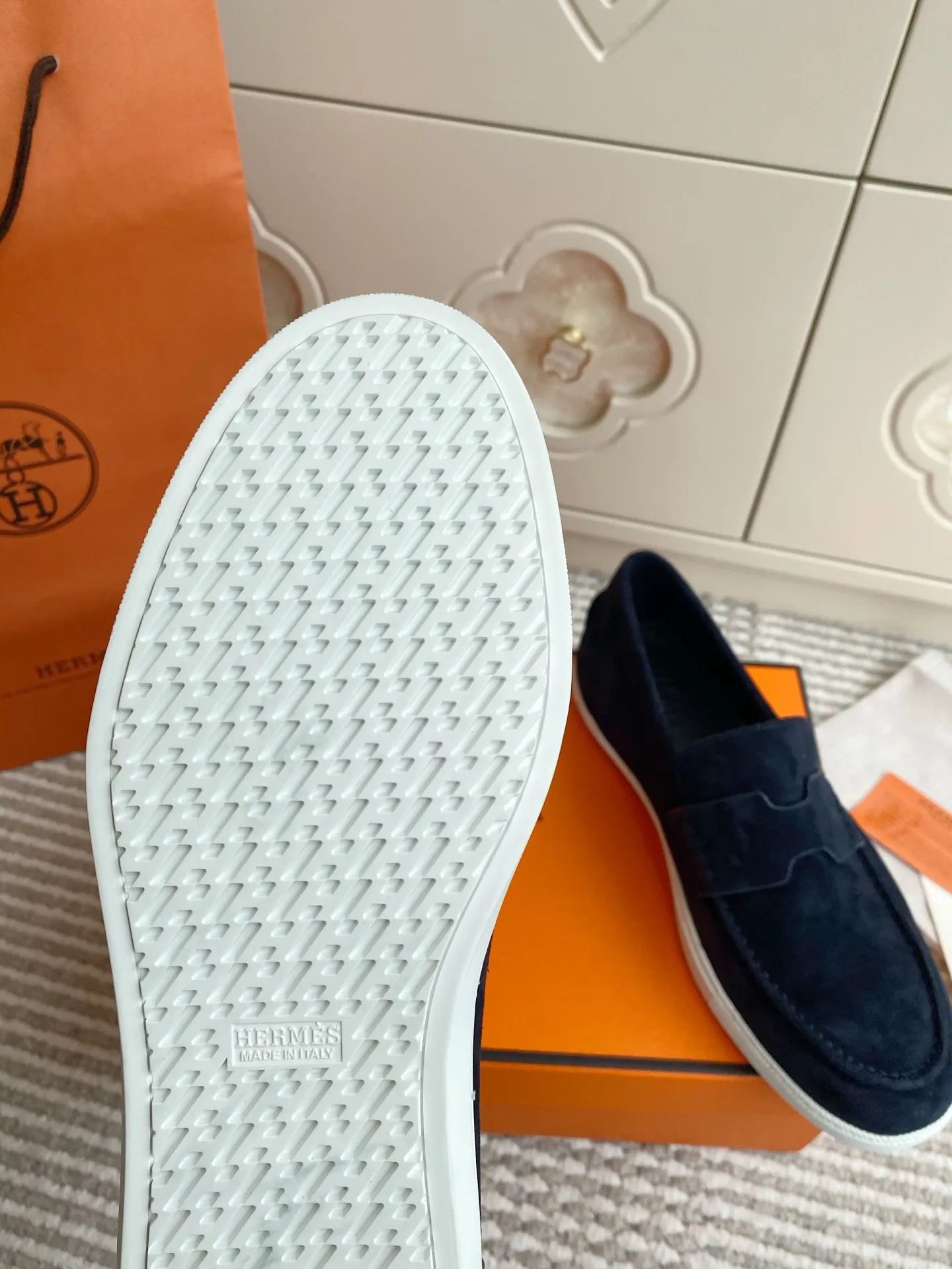 p560✨Hermes Couple Loafers｜Walking in the urban high-end, easily wearing Hermès temperament✨Who says luxury and comfort can’t have both?  This pair of H’s classic loafers really does it!  ▪️"Customized imported Yangjing fabric" is soft and delicate ▪️"Full sheepskin lining" + "soft-soled shoes" design. Your feet will be healed the moment you put them on~ It's like stepping on clouds☁️You won't feel tired after walking all day!  The iconic "H" buckle is low-key and luxurious. It is matched with a rubber outsole. It is lightweight and stylish. Whether you are commuting or shopping, you can easily achieve casual urban style🏙 Can be worn by couples. Full range of sizes, girls 35-41 | boys 39-45. Wear them together when going out. Sweet and high-end💑 Original mold opening. Details are in place. Those who understand will be attracted at a glance ️❤️ #Hermès loafers #coupleshoes #lightweight and versatile shoes